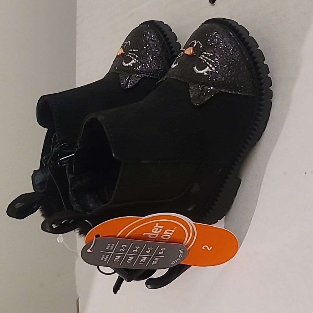 Wonder nation toddler boots, black with a cute cat face. Size 2.
